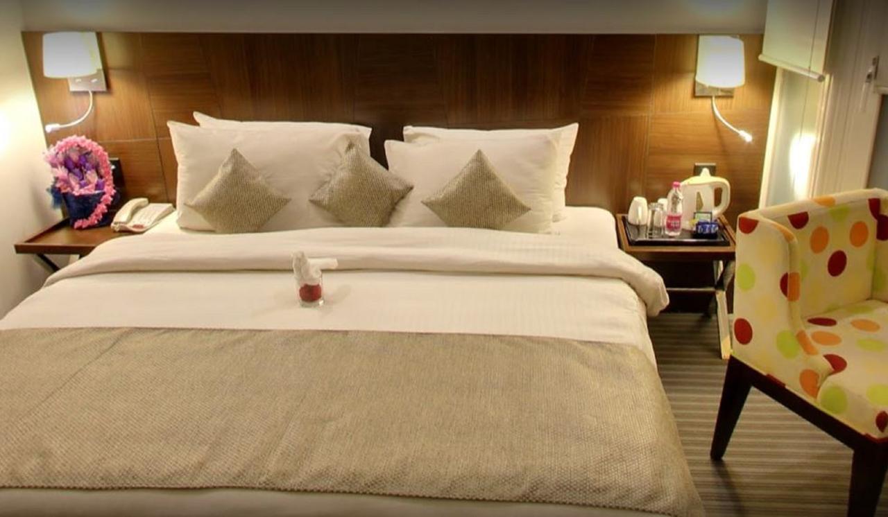 K10 Hotel Вадодара Екстериор снимка